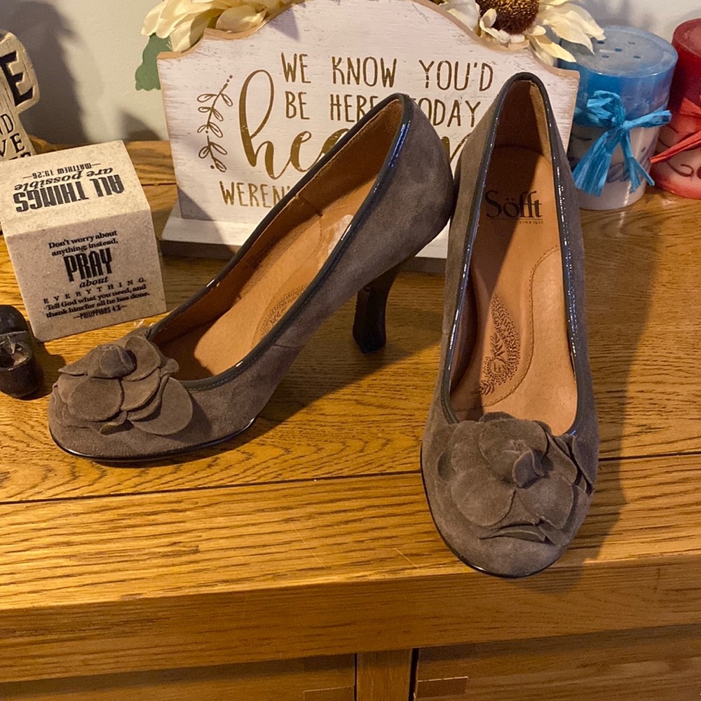 Great pre loved condition suede Sofft shoes flower detail